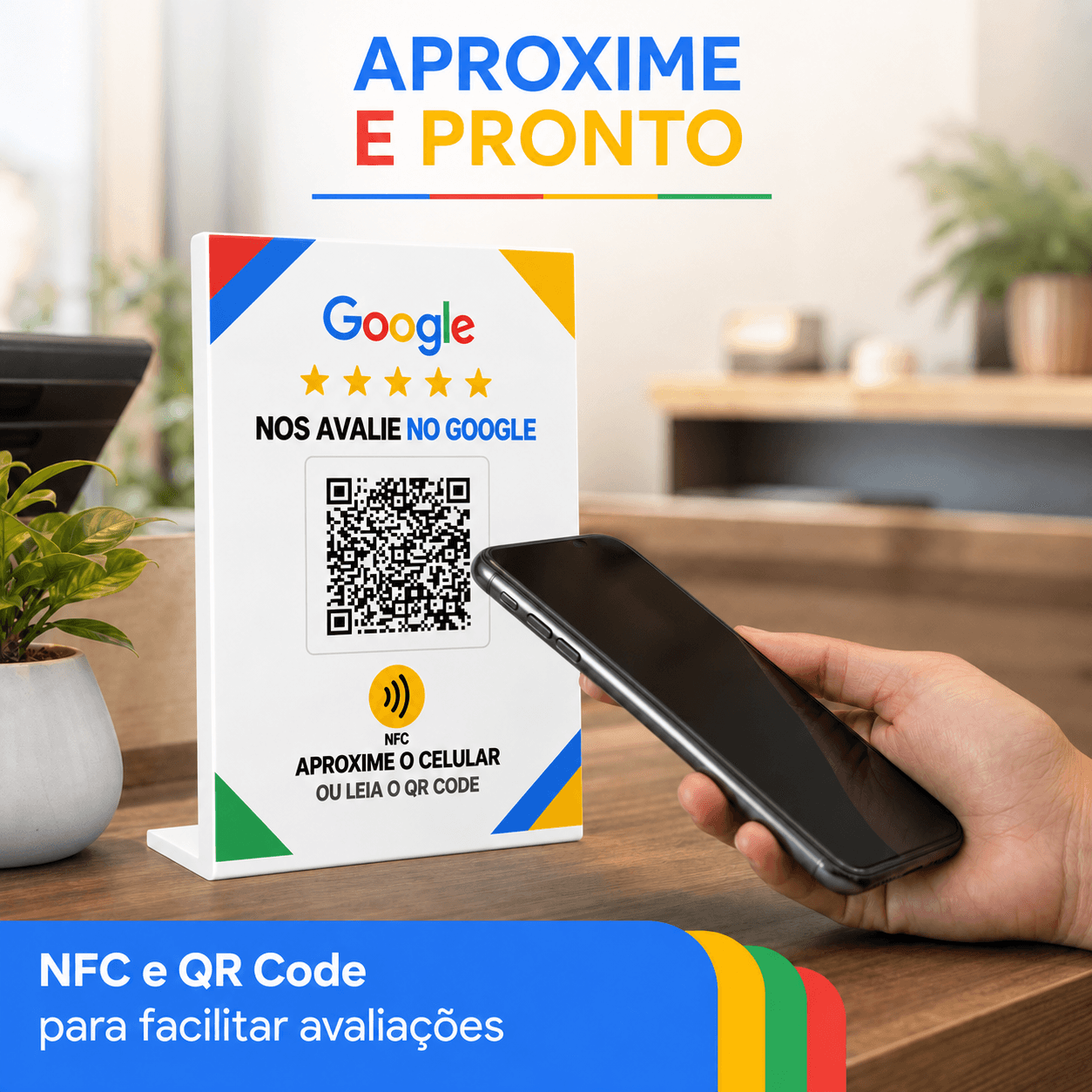 Pessoa aproximando um celular da placa de avaliação em um balcão